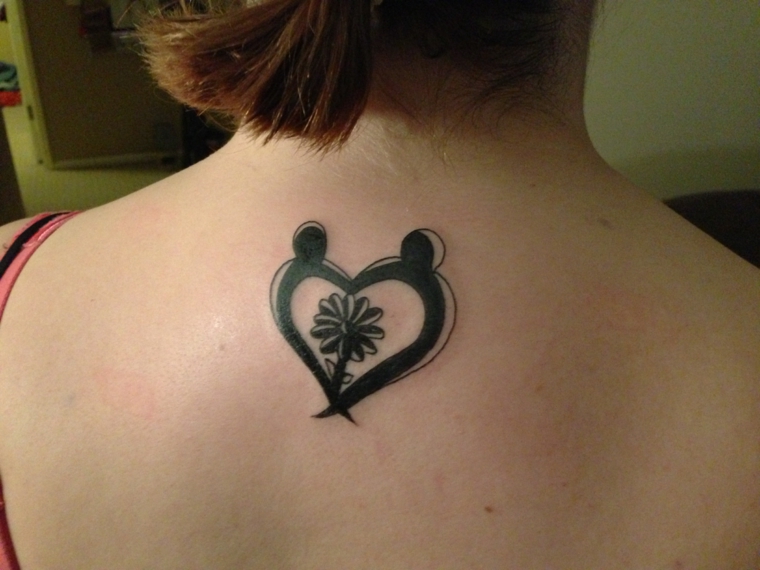 idea per realizzare un cuoricino tatuaggio sulla schiena con all'interno un fiore
