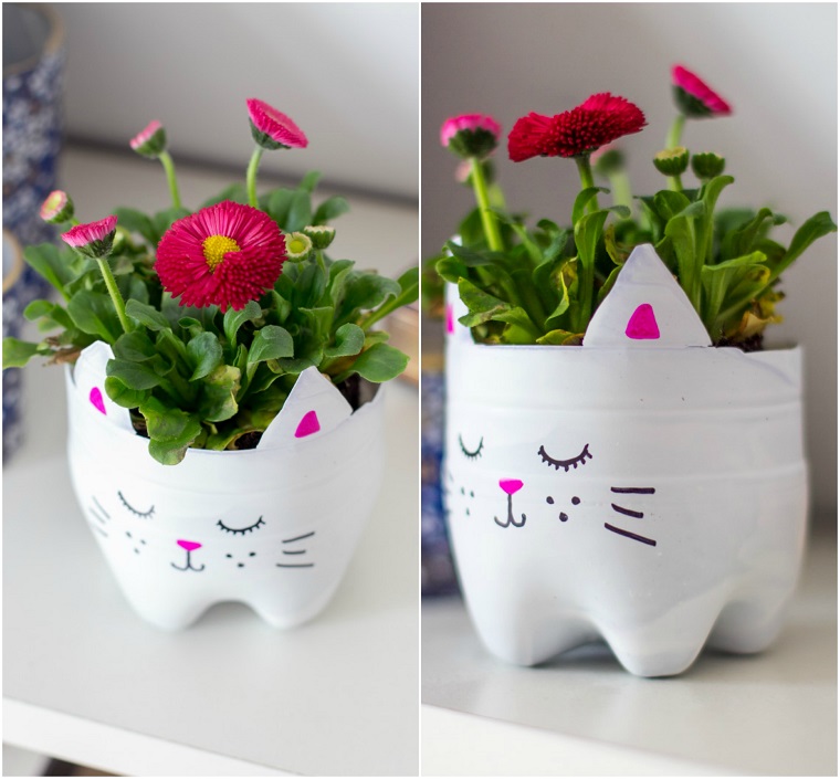 Idee fai da te e un vaso di plastica decorato con la faccina di un gattino 