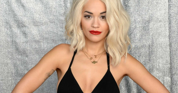 Acconciatura capelli di colore biondo ghiacciale di Rita Ora, taglio di capelli a caschetto lungo 