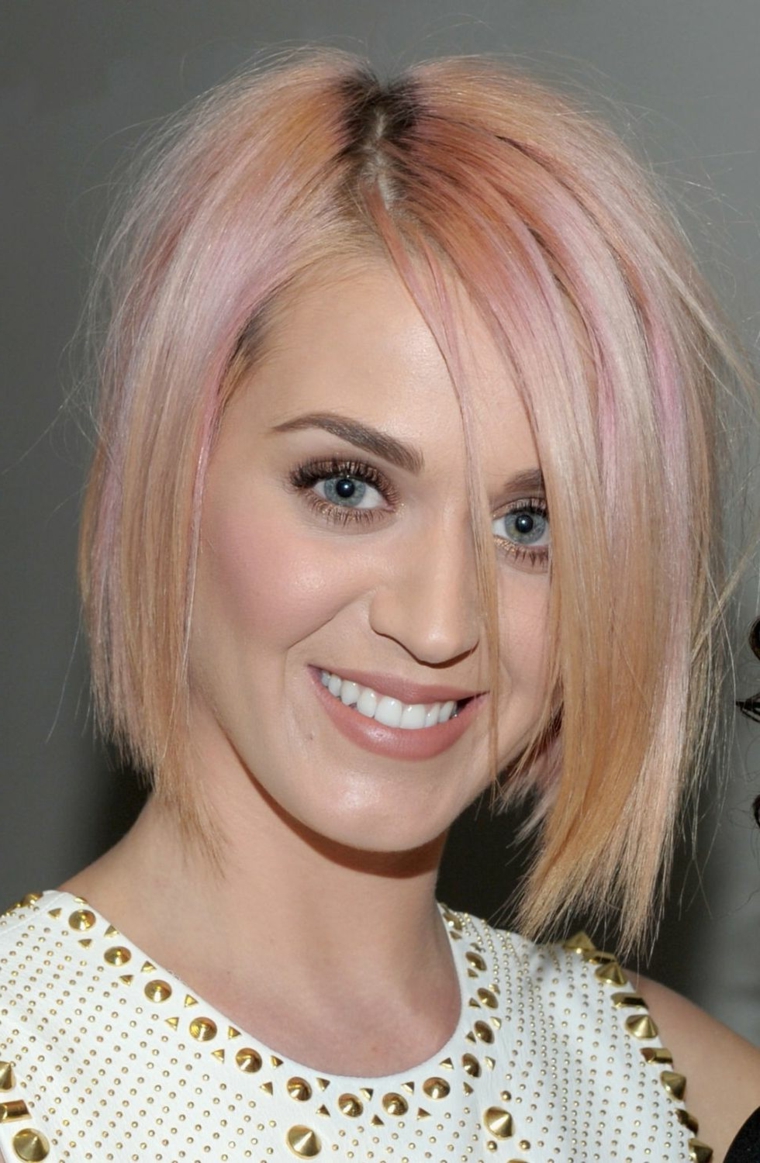 Katy Perry e il suo taglio a caschetto e nuance rosa, look punk molto giovanile 