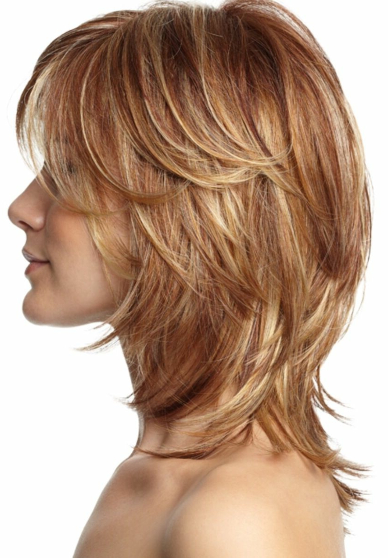 capelli scalati medi, una proposta con lunghezze diverse accentuate dalla piega liscia e dal colore