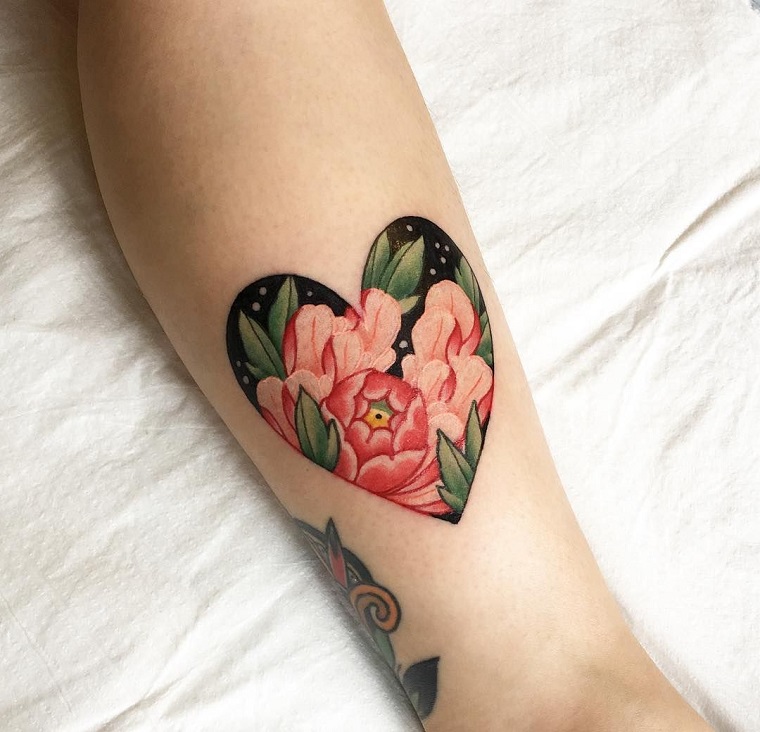 tatuaggio cuore dove farlo disegno colorato fiore tattoo sulla gamba