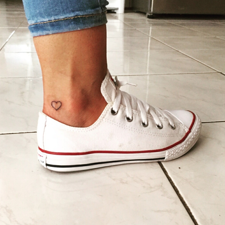 una proposta per realizzare un tattoo mini a forma di cuore sulla caviglia