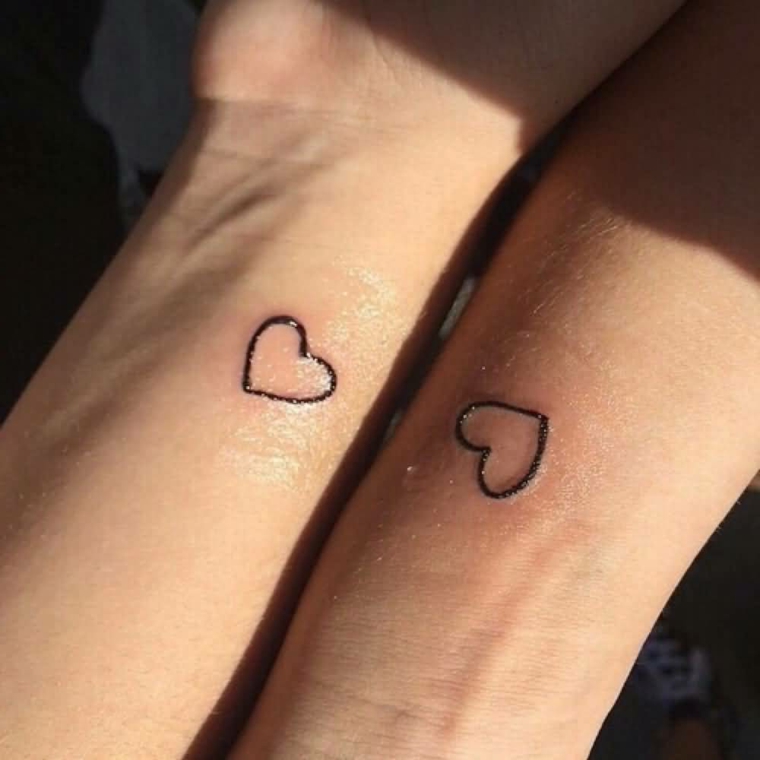 un'idea di tatuaggi cuore piccoli pensata per la coppia e perfetta per il polso