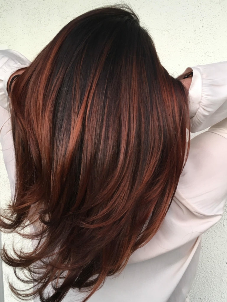 Colorare i capelli di castano e fare delle sfumature di colore rosso sul rame su alcune ciocche 