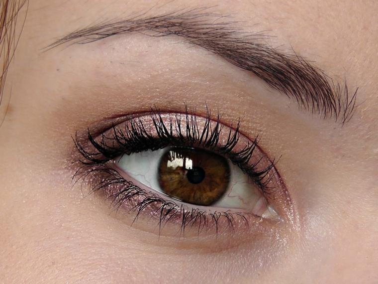 makeup occhi marroni proposta ideale per allargare lo sguardo solo con dell'ombretto rosato perlato