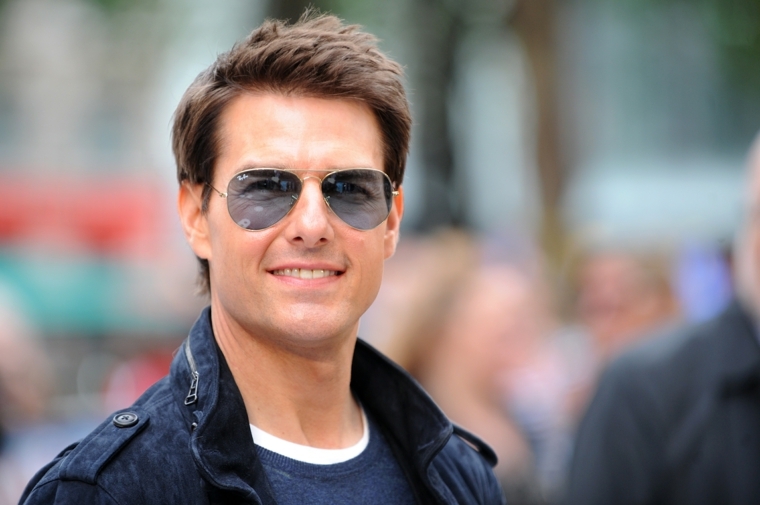 L'attore Tom Cruise con giacca casual e occhiali da sole stile Aviator 