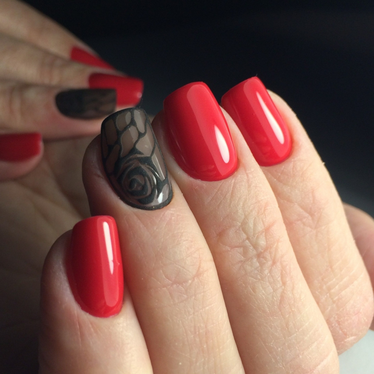 Idea decorazioni unghie, smalto rosso lucido, accent nail disegno nero motivi floreali 