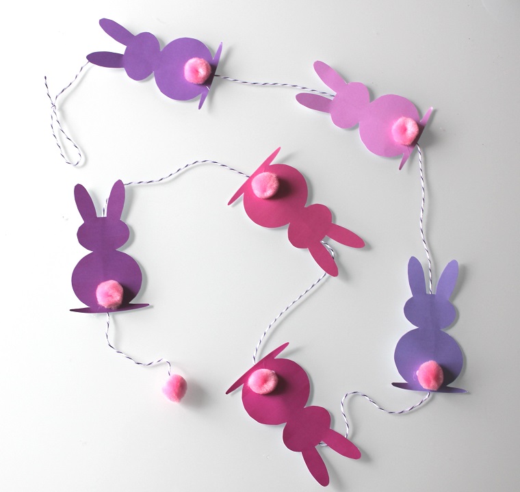 Ghirlanda pasquale con coniglietti di carta viola, lavoretti pasquali, decorare la casa 
