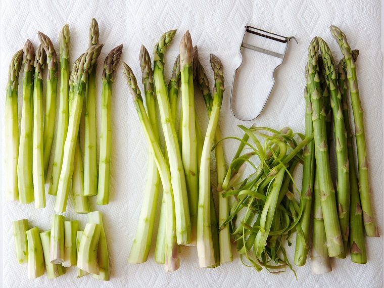 Come pulire gli asparagi, cena leggera per dimagrire, tovaglioli di carta e un sbucciaverdure di metallo 