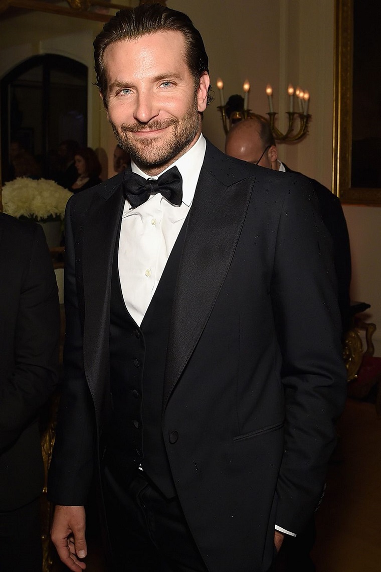 L'attore americano Bradley Cooper vestito elegante con camicia bianca, giacca nera 