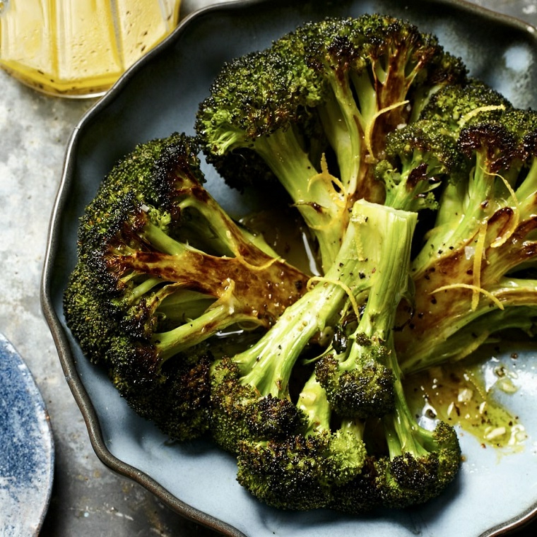 Cena leggera per dimagrire, broccoli grigliati serviti su un piatto di metallo 