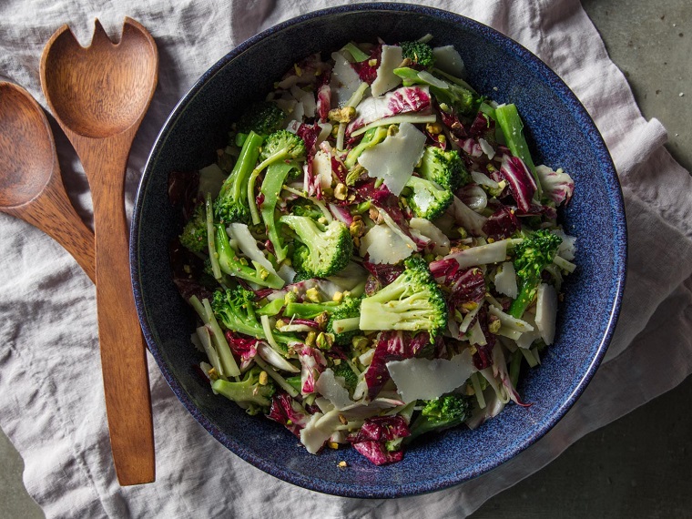 Piatti estivi veloci e leggeri, insalata con broccoli e radicchio 