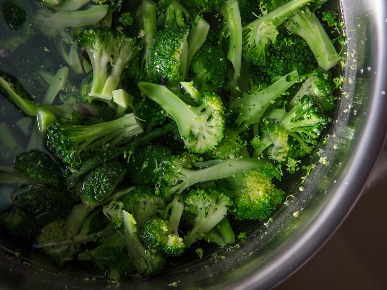 Cuocere i broccoli in acqua bollente con sale, cena leggera per dimagrire 