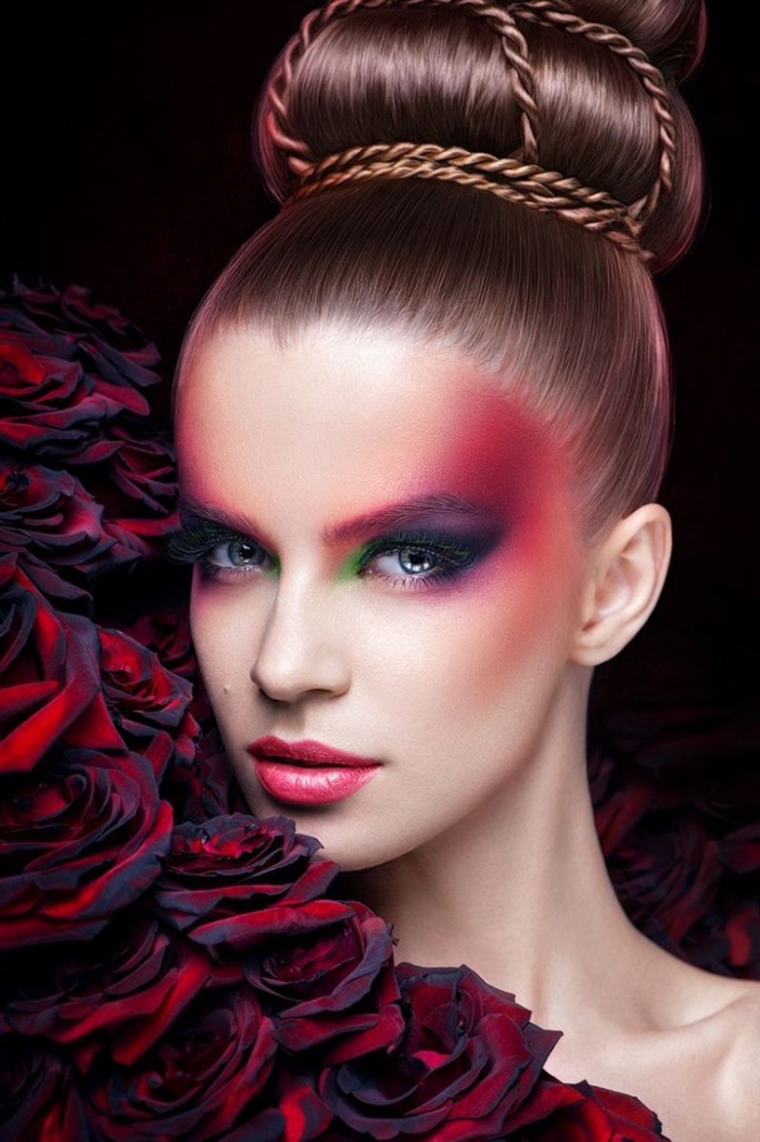 makeup per le occasioni speciali con ombretto verde, rosso, blu e viola e le labbra rosse