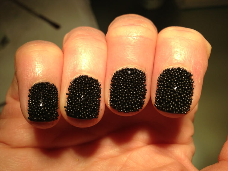 Idea per unghie nere, decorazioni con perline nere su una base smalto dark 