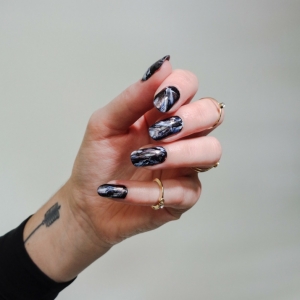 Unghie gel nere: tendenze, abbinamenti e novità per un colore senza tempo
