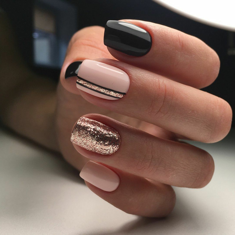 Unghie gel nere forma quadrata, accent nail color rame glitter, nail desing manicure donna 