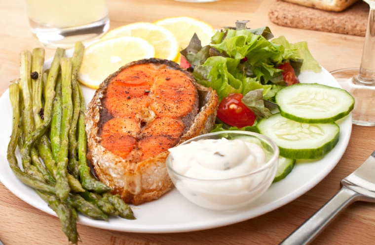 Cena leggera per dimagrire, salmone con contorno di asparagi e insalata verde