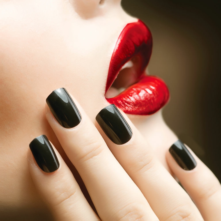 Nail art unghie di colore nero luminoso, bocca aperta con rossetto rosso 