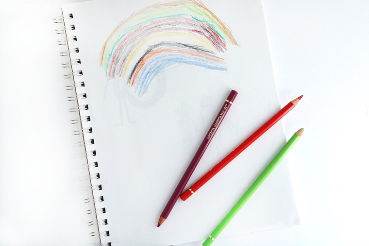 Immagini da disegnare facili, foglio bianco con matite colorate 