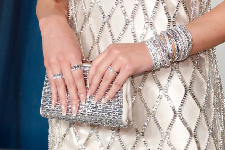 french manicure sulle unghie di una donna forma a punta borsetta colore argento