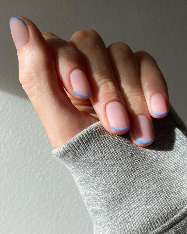 french unghie rosa e azzurro manicure corta sulla mano di una donna