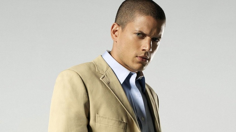 Wentworth Miller, attori americani giovani, vestito con giacca beige e una camicia elegante 