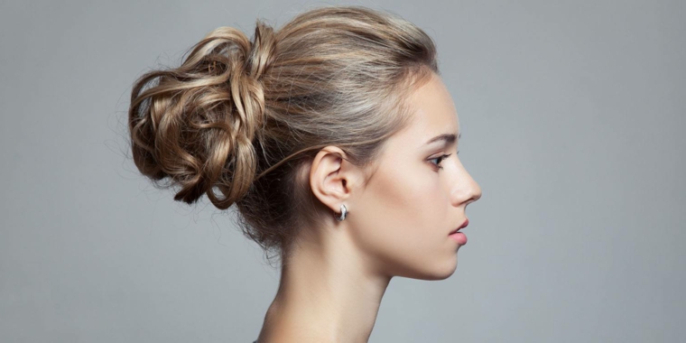 una proposta per capelli raccolti in uno chignon morbido, capelli lunghi biondo cenere