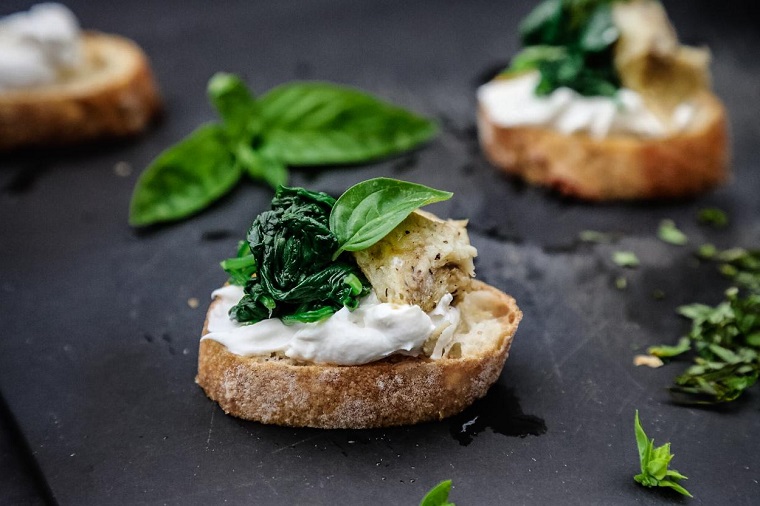 Crostini di pane con spinaci e foglie di basilico, primi piatti dietetici 