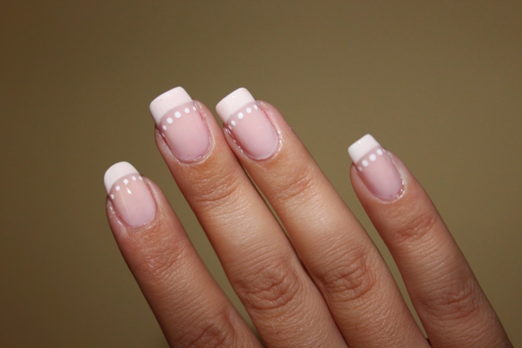 una proposta per unghie gel french bianco tradizionale con dei piccoli pois bianchi