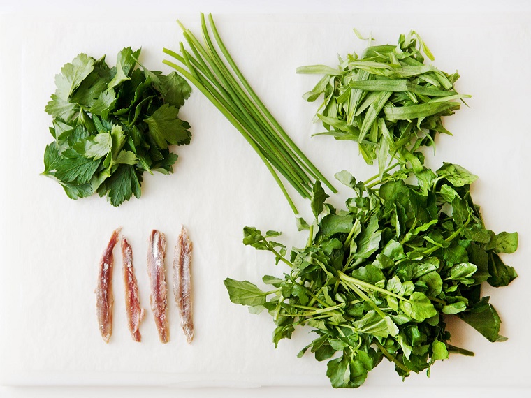 Ingredienti per una cena veloce e leggera, erbe aromatiche e acciughe salate 