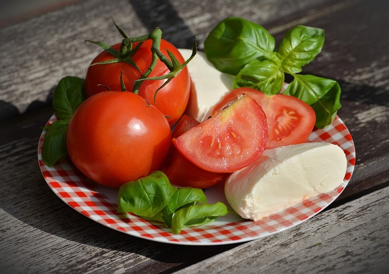 Ricetta facile per insalata caprese con pomodori e mozzarella, piatti estivi veloci e leggeri 