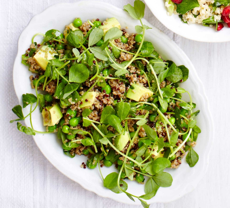 Ricette dietetiche con verdure, quinoa con avocado e insalata 