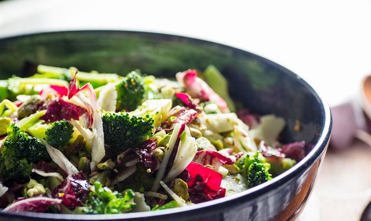 Primi piatti dietetici, insalata con radicchio e broccoli, aggiunta di pistacchi 