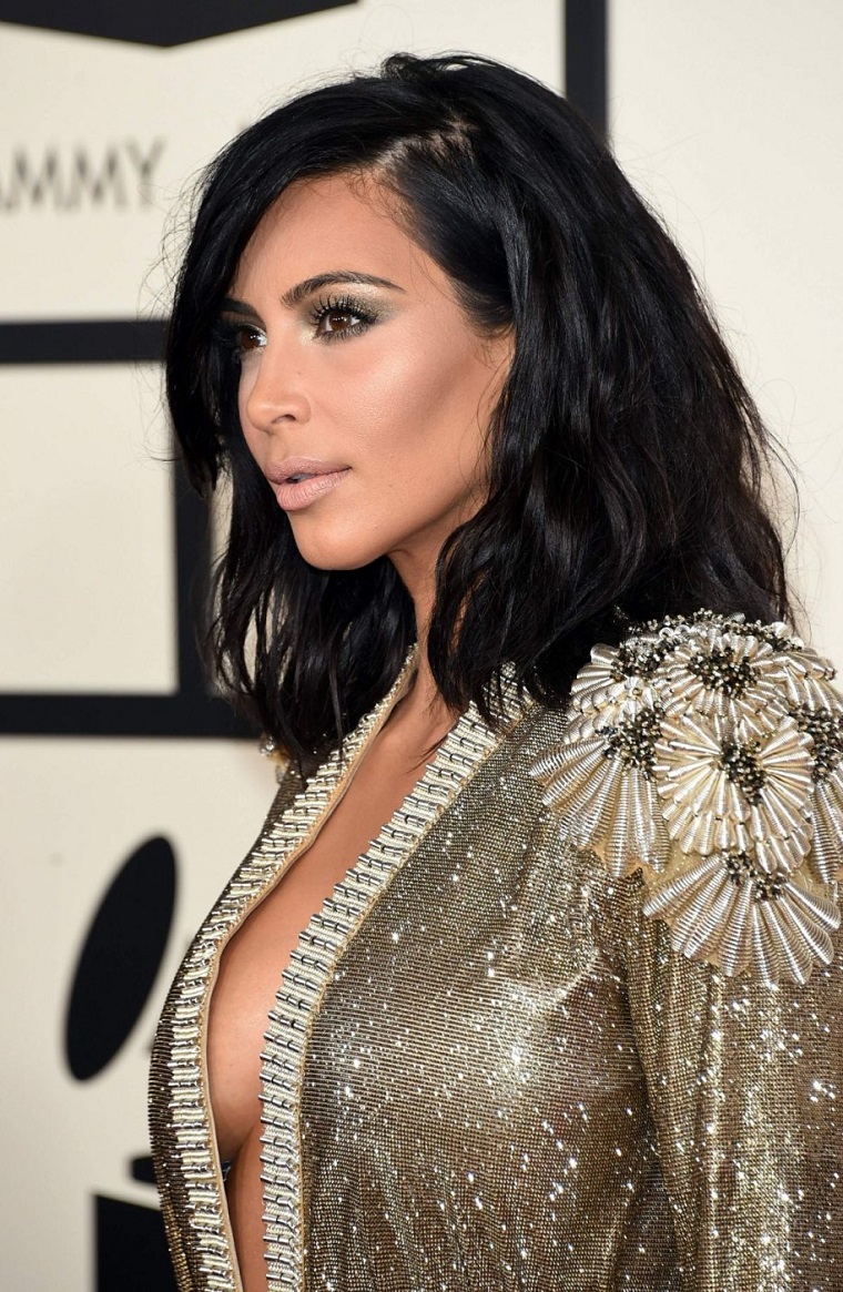 Long bob mosso di Kim Kardashian, colore capelli neri intenso in abbinamento ad un vestito elegante grigio 