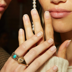 French unghie: classiche e all’ultima moda, tante idee a portata di… mano