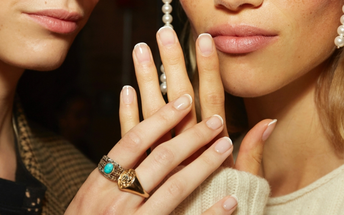 French unghie: classiche e all’ultima moda, tante idee a portata di… mano