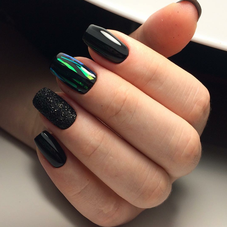 Come decorare le unghie, smalto gel di colore nero, accent nail effetto sugar 