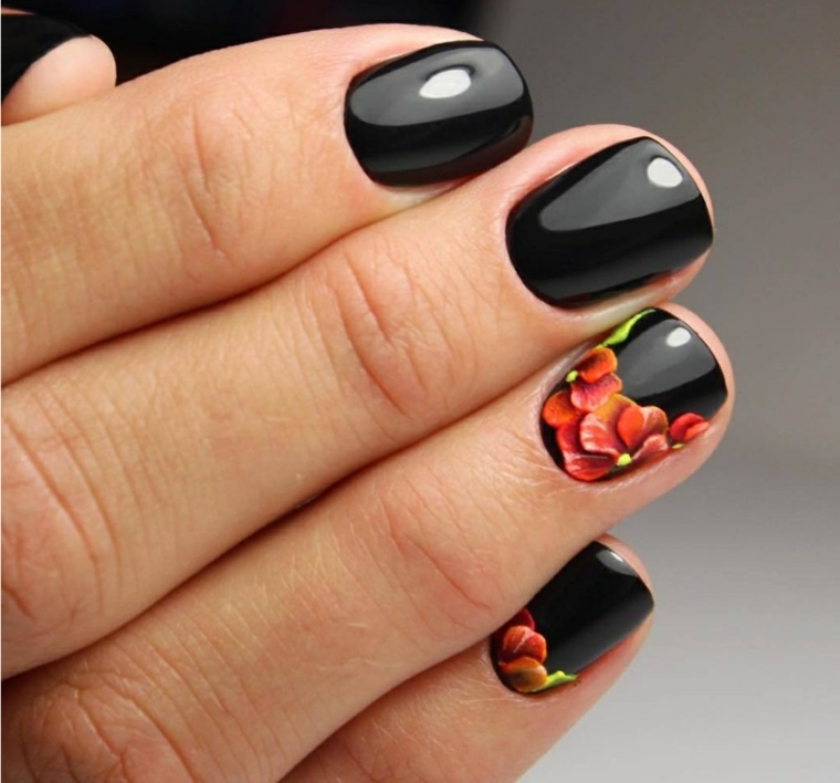 Idea unghie gel nere corte, decorazioni con disegni fiori colorati sul dito anulare e mignolo 