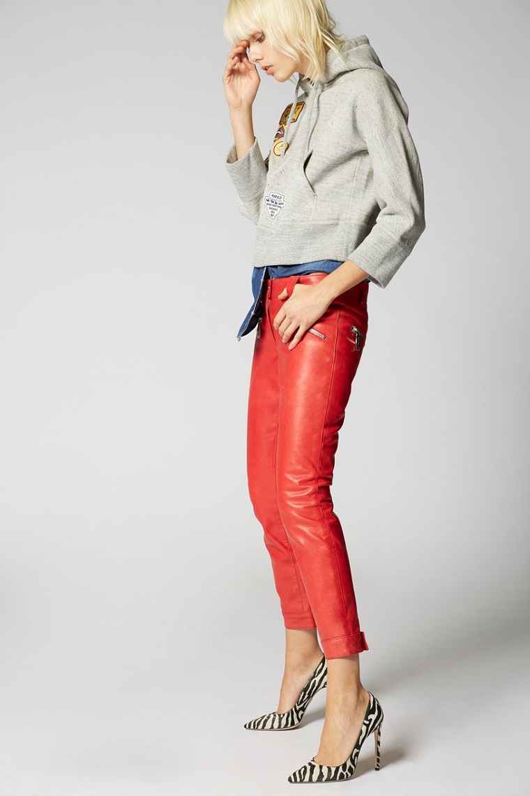 Abbinamenti vestiti, pantalone di colore rosso in pelle con felpa grigia 