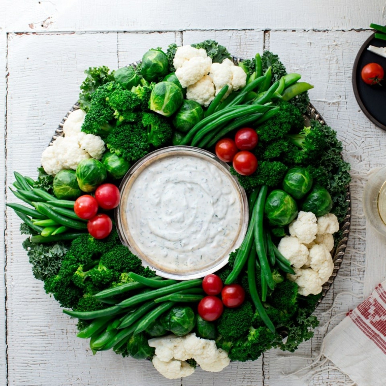 Piatti dietetici con verdure e salsa bianca allo yogurt, cavolfiore e broccoli 