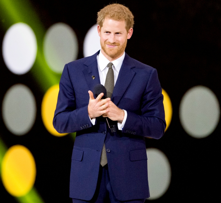 Abbigliamento elegante per il Principe Harry, acconciatura capelli biondi per uomo con barba 