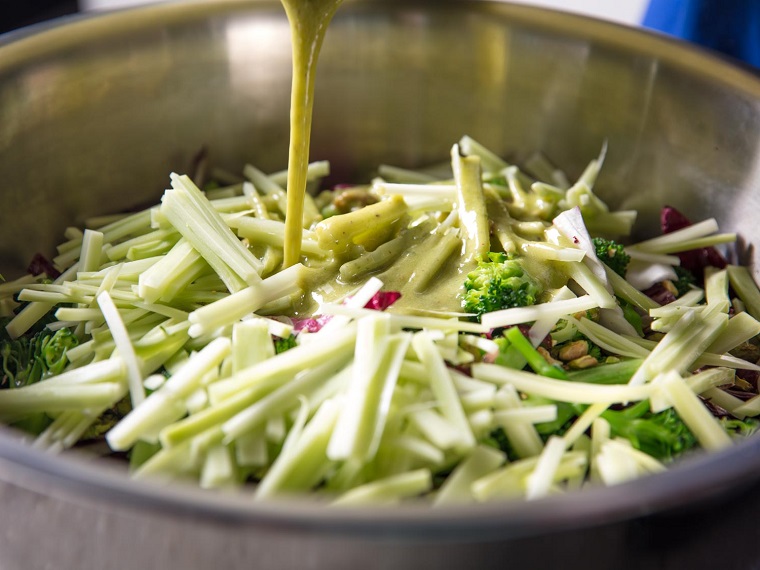 Insalata con broccoli e radicchio con dressing di mostarda, cena veloce e leggera 