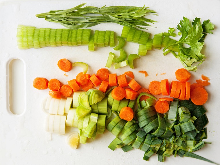 Ingredienti per la ricetta con pollo, carote, sedano e porro tagliati a rondelle 