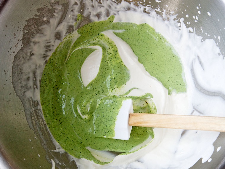 Primi piatti dietetici, salsa verde con panna, ingredienti mischiati in una ciotola 