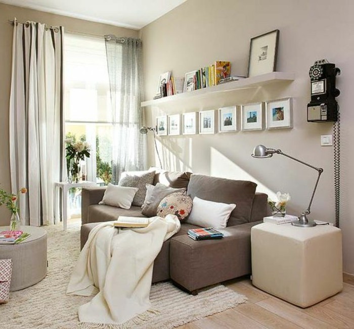 Mobili soggiorno nella tonalità di colore chiaro, decorazioni e mobili di colore beige 