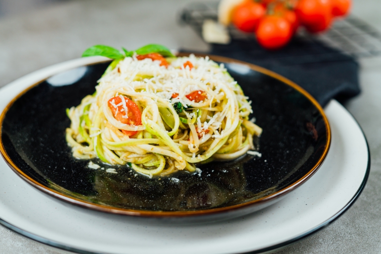 Spaghetti di zucchine, piatto con noodles di zucchine con pomodorini e parmigiano