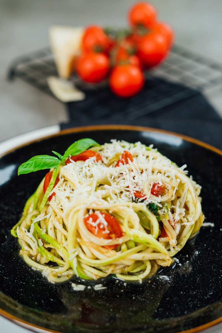 Spaghetti di verdure, piatto con noodles di zucchine con parmigiano grattugiato