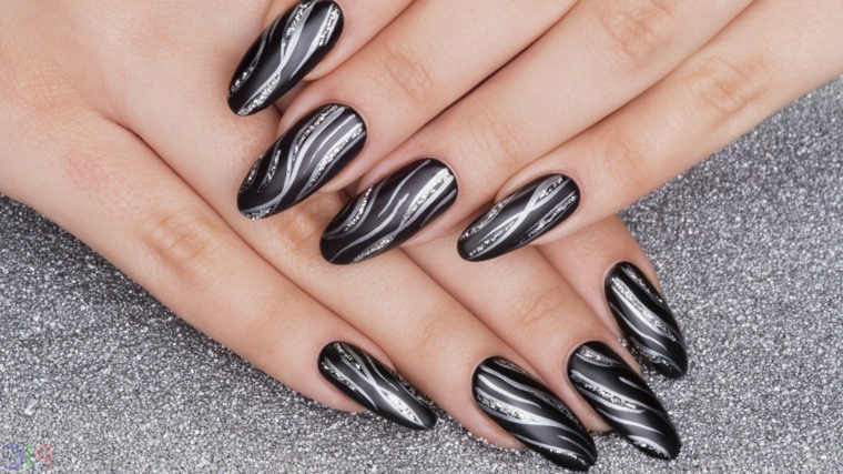 Manicure unghie gel nere forma a mandorla, decorazioni effetto onde colore argento 